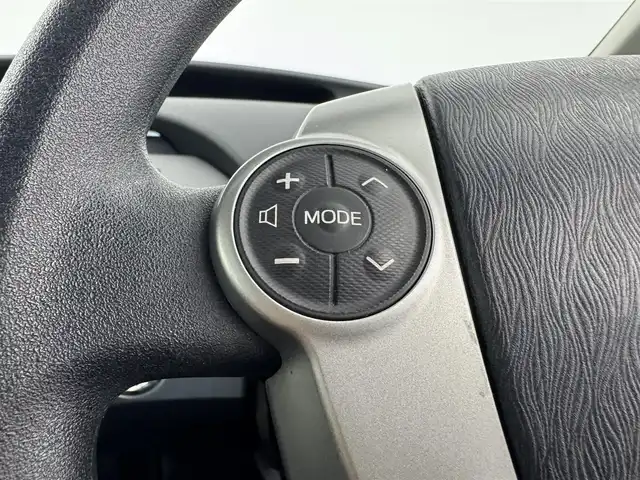 トヨタ プリウス S 愛知県 2015(平27)年 6.7万km ホワイトパールクリスタルシャイン レーダー探知機/純正フリップダウン　/純正ナビ　/TV　/ドライブレコーダー　/クルーズコントロール　/プッシュスタート　/純正ホイール　/スタッドレスタイヤ　/コーナーセンサー/LEDヘッドライト/電動格納ミラー/ハイブリッド車/ETC/オートライト/オートエアコン/スマートキー