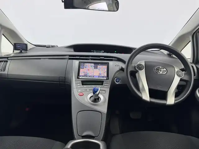 トヨタ プリウス S 愛知県 2015(平27)年 6.7万km ホワイトパールクリスタルシャイン レーダー探知機/純正フリップダウン　/純正ナビ　/TV　/ドライブレコーダー　/クルーズコントロール　/プッシュスタート　/純正ホイール　/スタッドレスタイヤ　/コーナーセンサー/LEDヘッドライト/電動格納ミラー/ハイブリッド車/ETC/オートライト/オートエアコン/スマートキー