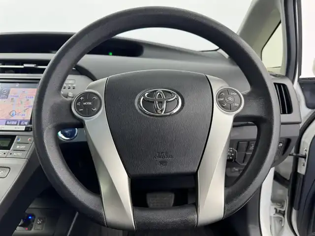 トヨタ プリウス S 愛知県 2015(平27)年 6.7万km ホワイトパールクリスタルシャイン レーダー探知機/純正フリップダウン　/純正ナビ　/TV　/ドライブレコーダー　/クルーズコントロール　/プッシュスタート　/純正ホイール　/スタッドレスタイヤ　/コーナーセンサー/LEDヘッドライト/電動格納ミラー/ハイブリッド車/ETC/オートライト/オートエアコン/スマートキー