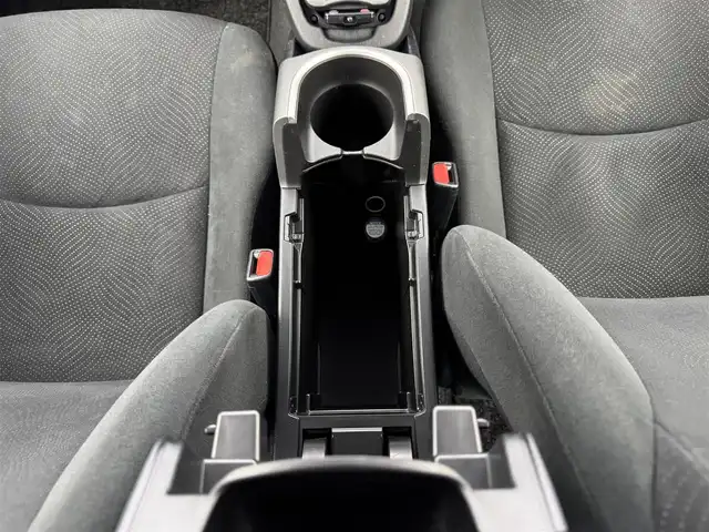 トヨタ プリウス S 愛知県 2015(平27)年 6.7万km ホワイトパールクリスタルシャイン レーダー探知機/純正フリップダウン　/純正ナビ　/TV　/ドライブレコーダー　/クルーズコントロール　/プッシュスタート　/純正ホイール　/スタッドレスタイヤ　/コーナーセンサー/LEDヘッドライト/電動格納ミラー/ハイブリッド車/ETC/オートライト/オートエアコン/スマートキー