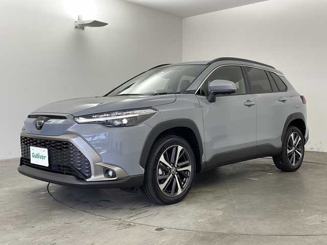 トヨタ カローラ クロス ハイブリッド Z 兵庫県 2025(令7)年 0.1万km未満 セメントグレーメタリック ・10.5インチディスプレイオーディオPlus/　Bluetoothオーディオ/　USB接続/　フルセグテレビ/・パノラミッックビューモニタ-/・ETC2.0/・ブラインドスポットモニター/・Toyota Safety Sense/　プリクラッシュセーフティ/　レーンディパーチャーアラート/　オートマチックハイビーム/・先行車発進告知機能/・パーキングサポートブレーキ（前後方静止物）/・車両接近通報装置/・レーダークルーズコントロール/・ABS/・横滑り防止機能/・前後コーナーセンサー/・盗難防止装置/・オートライト/・LEDヘッドライト/・W＋サイドエアバック/・カーテンエアバック/・パワーバックドア/・パワーシート（運転席）/・ハーフレザーシート/・シートヒーター（運転席・助手席）/・電動パーキングブレーキ/・オートブレーキホールド/・ルーフレール/・純正18インチアルミホイール/・スマートキー/・スペアキー/・ステアリングスイッチ