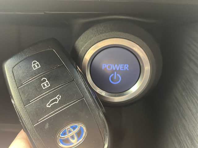 トヨタ ハリアー ハイブリッド G 三重県 2020(令2)年 3.1万km ダークブルーマイカ 禁煙車/トヨタセーフティセンス/・プリクラッシュセーフティ/・オートマチックハイビーム/・レーダークルーズコントロール/・ロードサインアシスト/・レーントレーシングアシスト/・先行車発進告知/クリアランスソナー/パワーバックドア/BSM/RCTA/純正ディスプレイオーディオ/・フルセグTV/・ナビ機能/・Bluetooth/・スマートフォン連携/バックカメラ/革巻きステアリング/オートライト/LEDヘッドライト/フォグランプ/ハーフレザーシート/パワーシート/純正18インチアルミホイール/W+サイド+カーテンエアバック