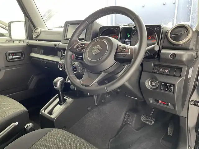 スズキ ジムニー XC 滋賀県 2022(令4)年 2万km ブルーイッシュブラックパール3 社外ナビ/・TV・CD・DVD・Bluetooth・USB・SD・AUX/バックカメラ/ETC/前方ドライブレコーダー/クルーズコントロール/レーンキープアシスト/ダウンヒルアシストコントロール/横滑り防止機能/センターデフロック/前席シートヒーター/ステアリングスイッチ/革巻きステアリング/背面タイヤ/純正15インチアルミホイール