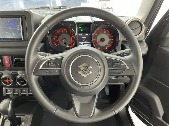 スズキ ジムニー XC 滋賀県 2022(令4)年 2万km ブルーイッシュブラックパール3 社外ナビ/・TV・CD・DVD・Bluetooth・USB・SD・AUX/バックカメラ/ETC/前方ドライブレコーダー/クルーズコントロール/レーンキープアシスト/ダウンヒルアシストコントロール/横滑り防止機能/センターデフロック/前席シートヒーター/ステアリングスイッチ/革巻きステアリング/背面タイヤ/純正15インチアルミホイール
