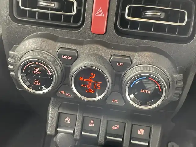 スズキ ジムニー XC 滋賀県 2022(令4)年 2万km ブルーイッシュブラックパール3 社外ナビ/・TV・CD・DVD・Bluetooth・USB・SD・AUX/バックカメラ/ETC/前方ドライブレコーダー/クルーズコントロール/レーンキープアシスト/ダウンヒルアシストコントロール/横滑り防止機能/センターデフロック/前席シートヒーター/ステアリングスイッチ/革巻きステアリング/背面タイヤ/純正15インチアルミホイール