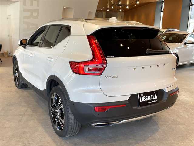 ボルボ ＸＣ４０ T4 AWD インスクリプション 道央・札幌 2019(令1)年 1.5万km クリスタルホワイトP 電動パノラマガラスサンルーフ/harman/kardonサラウンド/本革シート/シートヒーター/ステアリングヒーター/純正HDDナビ/USB/Bluetooth/フルセグTV/360°カメラ/LEDヘッドライト/ワイヤレスチャージング/パワーテールゲート