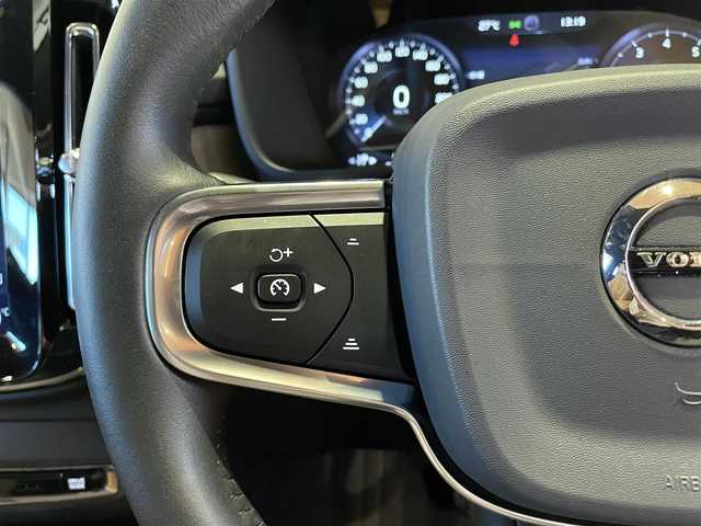 ボルボ ＸＣ４０ T4 AWD インスクリプション 道央・札幌 2019(令1)年 1.5万km クリスタルホワイトP 電動パノラマガラスサンルーフ/harman/kardonサラウンド/本革シート/シートヒーター/ステアリングヒーター/純正HDDナビ/USB/Bluetooth/フルセグTV/360°カメラ/LEDヘッドライト/ワイヤレスチャージング/パワーテールゲート