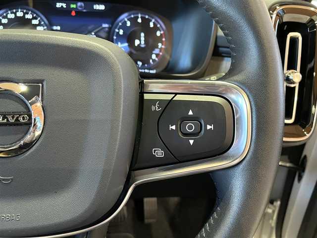 ボルボ ＸＣ４０ T4 AWD インスクリプション 道央・札幌 2019(令1)年 1.5万km クリスタルホワイトP 電動パノラマガラスサンルーフ/harman/kardonサラウンド/本革シート/シートヒーター/ステアリングヒーター/純正HDDナビ/USB/Bluetooth/フルセグTV/360°カメラ/LEDヘッドライト/ワイヤレスチャージング/パワーテールゲート