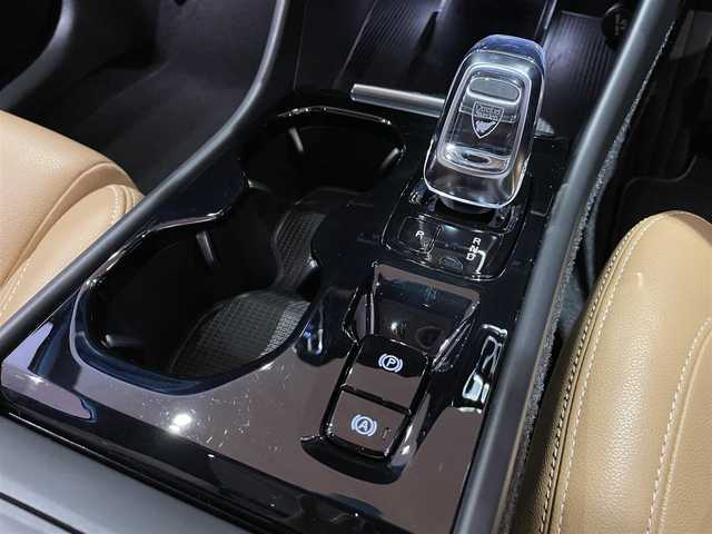ボルボ ＸＣ４０ T4 AWD インスクリプション 道央・札幌 2019(令1)年 1.5万km クリスタルホワイトP 電動パノラマガラスサンルーフ/harman/kardonサラウンド/本革シート/シートヒーター/ステアリングヒーター/純正HDDナビ/USB/Bluetooth/フルセグTV/360°カメラ/LEDヘッドライト/ワイヤレスチャージング/パワーテールゲート