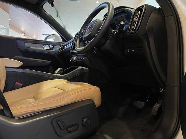 ボルボ ＸＣ４０ T4 AWD インスクリプション 道央・札幌 2019(令1)年 1.5万km クリスタルホワイトP 電動パノラマガラスサンルーフ/harman/kardonサラウンド/本革シート/シートヒーター/ステアリングヒーター/純正HDDナビ/USB/Bluetooth/フルセグTV/360°カメラ/LEDヘッドライト/ワイヤレスチャージング/パワーテールゲート