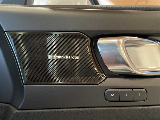 ボルボ ＸＣ４０ T4 AWD インスクリプション 道央・札幌 2019(令1)年 1.5万km クリスタルホワイトP 電動パノラマガラスサンルーフ/harman/kardonサラウンド/本革シート/シートヒーター/ステアリングヒーター/純正HDDナビ/USB/Bluetooth/フルセグTV/360°カメラ/LEDヘッドライト/ワイヤレスチャージング/パワーテールゲート