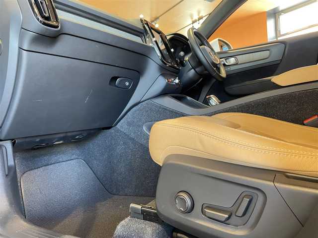 ボルボ ＸＣ４０ T4 AWD インスクリプション 道央・札幌 2019(令1)年 1.5万km クリスタルホワイトP 電動パノラマガラスサンルーフ/harman/kardonサラウンド/本革シート/シートヒーター/ステアリングヒーター/純正HDDナビ/USB/Bluetooth/フルセグTV/360°カメラ/LEDヘッドライト/ワイヤレスチャージング/パワーテールゲート