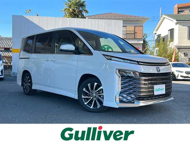 トヨタ ヴォクシー ハイブリッド S－Z 東京都 2022(令4)年 6.6万km ホワイトパールクリスタルシャイン ワンオーナー/コネクティッドナビ対応8インチディスプレイオーディオ/・DTV/BT/USB/AｐｐぇCarPlay/AndroidAuto/ラジオ/セーフティーセンス/・プリクラッシュセーフティー/・レーントレーシングアシスト/・レーンディパーチャーアラート/・レーダークルーズコントロール/・オートマチックハイビーム/・ロードサインアシスト/・ドライバー異常時対応システム/・プロアクティブドライビングアシスト/・発進遅れ告知機能/パーキングサポートブレーキ（前後方静止物）/ボディ同色ドアミラー（電動オート格納機能/ウインカー付）/ビルトインETC2.0/シートヒーター（運転席/助手席）/AC100V1200Wコンセント/取扱説明書/新車時保証書