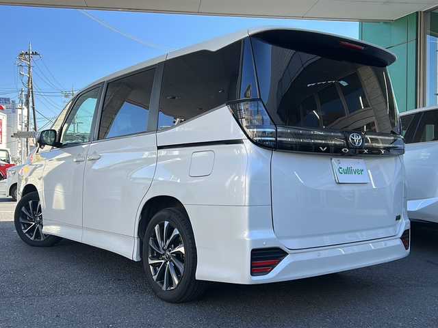 トヨタ ヴォクシー ハイブリッド S－Z 東京都 2022(令4)年 6.6万km ホワイトパールクリスタルシャイン ワンオーナー/コネクティッドナビ対応8インチディスプレイオーディオ/・DTV/BT/USB/AｐｐぇCarPlay/AndroidAuto/ラジオ/セーフティーセンス/・プリクラッシュセーフティー/・レーントレーシングアシスト/・レーンディパーチャーアラート/・レーダークルーズコントロール/・オートマチックハイビーム/・ロードサインアシスト/・ドライバー異常時対応システム/・プロアクティブドライビングアシスト/・発進遅れ告知機能/パーキングサポートブレーキ（前後方静止物）/ボディ同色ドアミラー（電動オート格納機能/ウインカー付）/ビルトインETC2.0/シートヒーター（運転席/助手席）/AC100V1200Wコンセント/取扱説明書/新車時保証書