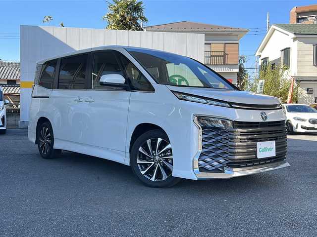 トヨタ ヴォクシー ハイブリッド S－Z 東京都 2022(令4)年 6.6万km ホワイトパールクリスタルシャイン ワンオーナー/コネクティッドナビ対応8インチディスプレイオーディオ/・DTV/BT/USB/AｐｐぇCarPlay/AndroidAuto/ラジオ/セーフティーセンス/・プリクラッシュセーフティー/・レーントレーシングアシスト/・レーンディパーチャーアラート/・レーダークルーズコントロール/・オートマチックハイビーム/・ロードサインアシスト/・ドライバー異常時対応システム/・プロアクティブドライビングアシスト/・発進遅れ告知機能/パーキングサポートブレーキ（前後方静止物）/ボディ同色ドアミラー（電動オート格納機能/ウインカー付）/ビルトインETC2.0/シートヒーター（運転席/助手席）/AC100V1200Wコンセント/取扱説明書/新車時保証書