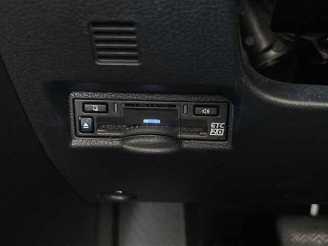 トヨタ ヴォクシー ハイブリッド S－Z 東京都 2022(令4)年 6.6万km ホワイトパールクリスタルシャイン ワンオーナー/コネクティッドナビ対応8インチディスプレイオーディオ/・DTV/BT/USB/AｐｐぇCarPlay/AndroidAuto/ラジオ/セーフティーセンス/・プリクラッシュセーフティー/・レーントレーシングアシスト/・レーンディパーチャーアラート/・レーダークルーズコントロール/・オートマチックハイビーム/・ロードサインアシスト/・ドライバー異常時対応システム/・プロアクティブドライビングアシスト/・発進遅れ告知機能/パーキングサポートブレーキ（前後方静止物）/ボディ同色ドアミラー（電動オート格納機能/ウインカー付）/ビルトインETC2.0/シートヒーター（運転席/助手席）/AC100V1200Wコンセント/取扱説明書/新車時保証書