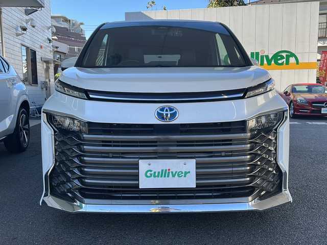 トヨタ ヴォクシー ハイブリッド S－Z 東京都 2022(令4)年 6.6万km ホワイトパールクリスタルシャイン ワンオーナー/コネクティッドナビ対応8インチディスプレイオーディオ/・DTV/BT/USB/AｐｐぇCarPlay/AndroidAuto/ラジオ/セーフティーセンス/・プリクラッシュセーフティー/・レーントレーシングアシスト/・レーンディパーチャーアラート/・レーダークルーズコントロール/・オートマチックハイビーム/・ロードサインアシスト/・ドライバー異常時対応システム/・プロアクティブドライビングアシスト/・発進遅れ告知機能/パーキングサポートブレーキ（前後方静止物）/ボディ同色ドアミラー（電動オート格納機能/ウインカー付）/ビルトインETC2.0/シートヒーター（運転席/助手席）/AC100V1200Wコンセント/取扱説明書/新車時保証書