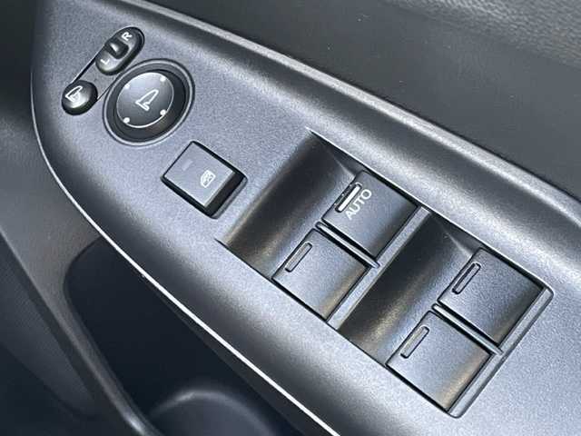 ホンダ フィット 13G Lパッケージ 茨城県 2014(平26)年 3.6万km パール 純正ＳＤナビ　/(BT/AM/FM)/ワンセグTV/プッシュスタート　/ＥＴＣ　/ＬＥＤヘッドライト　/純正フロアマット　/アイドリングストップ　/パワーステアリング　/パワーウィンドウ　/オートライト　/盗難防止装置　/横滑り防止装置　/ＡＢＳ　/保証書