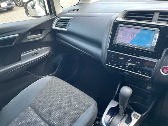 ホンダ フィット 13G Lパッケージ 茨城県 2014(平26)年 3.6万km パール 純正ＳＤナビ　/(BT/AM/FM)/ワンセグTV/プッシュスタート　/ＥＴＣ　/ＬＥＤヘッドライト　/純正フロアマット　/アイドリングストップ　/パワーステアリング　/パワーウィンドウ　/オートライト　/盗難防止装置　/横滑り防止装置　/ＡＢＳ　/保証書