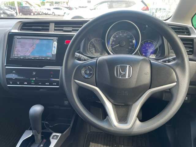 ホンダ フィット 13G Lパッケージ 茨城県 2014(平26)年 3.6万km パール 純正ＳＤナビ　/(BT/AM/FM)/ワンセグTV/プッシュスタート　/ＥＴＣ　/ＬＥＤヘッドライト　/純正フロアマット　/アイドリングストップ　/パワーステアリング　/パワーウィンドウ　/オートライト　/盗難防止装置　/横滑り防止装置　/ＡＢＳ　/保証書