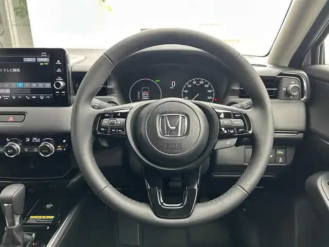 ホンダ ヴェゼル ハイブリッド e:HEV Z 静岡県 2025(令7)年 0.1千km プラチナホワイトパール ホンダセンシング/・衝突軽減ブレーキ/・レーンキープアシスト/・レーダークルーズコントロール/・前後コーナーセンサー/・ブラインドスポットモニター/Honda CONNECTディスプレー/Apple CarPlay/フルセグTV/ETC2.0車載器/電子制御オートブレーキホールド/Hondaスマートキーシステム/本革巻セレクトレバー/LEDオートヘッドライト/ワイヤレス充電器/USBチャージャー（Type-C）/シートヒーターD＋N/ハンドルヒーター/純正18AW/バックカメラ