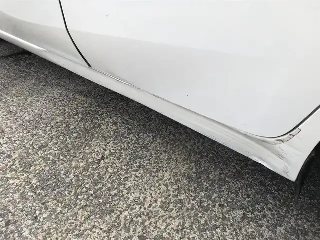 日産 ノート X 和歌山県 2013(平25)年 9.5万km ブリリアントホワイトパール 純正メモリーナビ(MM112-W)/  CD/TV/AM/FM/ドアバイザー/純正フロアマット/純正ＥＴＣ/オートエアコン/スマートキー/プッシュスタート/アイドリングストップ/ABS/横滑り防止装置/エアバッグW+サイド/保証書/取扱説明書