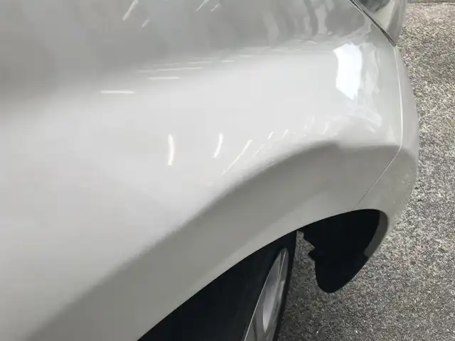 日産 ノート X 和歌山県 2013(平25)年 9.5万km ブリリアントホワイトパール 純正メモリーナビ(MM112-W)/  CD/TV/AM/FM/ドアバイザー/純正フロアマット/純正ＥＴＣ/オートエアコン/スマートキー/プッシュスタート/アイドリングストップ/ABS/横滑り防止装置/エアバッグW+サイド/保証書/取扱説明書