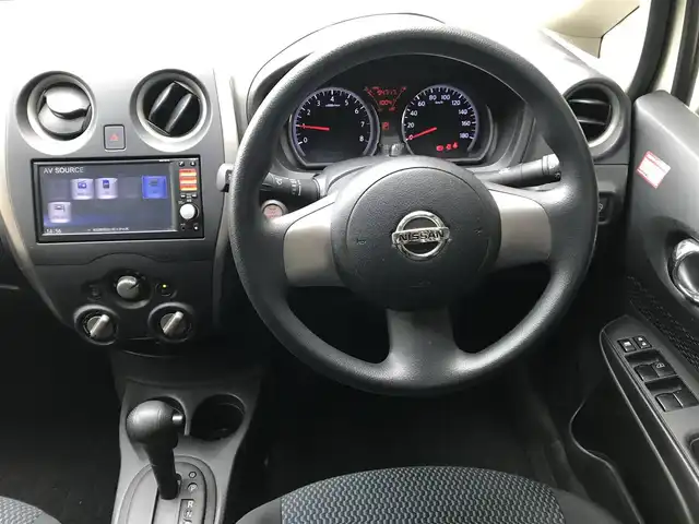 日産 ノート X 和歌山県 2013(平25)年 9.5万km ブリリアントホワイトパール 純正メモリーナビ(MM112-W)/  CD/TV/AM/FM/ドアバイザー/純正フロアマット/純正ＥＴＣ/オートエアコン/スマートキー/プッシュスタート/アイドリングストップ/ABS/横滑り防止装置/エアバッグW+サイド/保証書/取扱説明書
