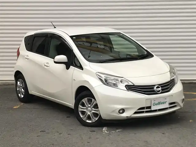 日産 ノート X 和歌山県 2013(平25)年 9.5万km ブリリアントホワイトパール 純正メモリーナビ(MM112-W)/  CD/TV/AM/FM/ドアバイザー/純正フロアマット/純正ＥＴＣ/オートエアコン/スマートキー/プッシュスタート/アイドリングストップ/ABS/横滑り防止装置/エアバッグW+サイド/保証書/取扱説明書