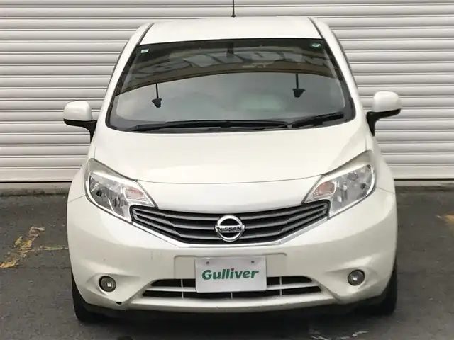日産 ノート X 和歌山県 2013(平25)年 9.5万km ブリリアントホワイトパール 純正メモリーナビ(MM112-W)/  CD/TV/AM/FM/ドアバイザー/純正フロアマット/純正ＥＴＣ/オートエアコン/スマートキー/プッシュスタート/アイドリングストップ/ABS/横滑り防止装置/エアバッグW+サイド/保証書/取扱説明書