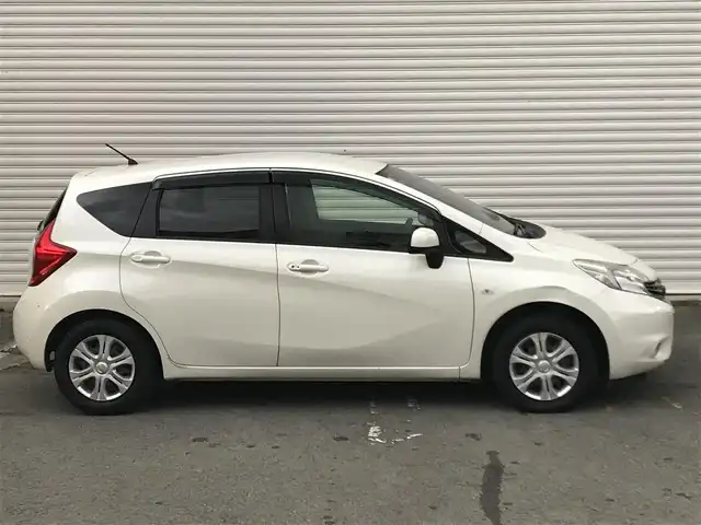 日産 ノート X 和歌山県 2013(平25)年 9.5万km ブリリアントホワイトパール 純正メモリーナビ(MM112-W)/  CD/TV/AM/FM/ドアバイザー/純正フロアマット/純正ＥＴＣ/オートエアコン/スマートキー/プッシュスタート/アイドリングストップ/ABS/横滑り防止装置/エアバッグW+サイド/保証書/取扱説明書