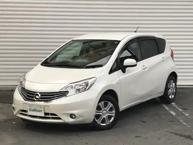 日産 ノート X 和歌山県 2013(平25)年 9.5万km ブリリアントホワイトパール 純正メモリーナビ(MM112-W)/  CD/TV/AM/FM/ドアバイザー/純正フロアマット/純正ＥＴＣ/オートエアコン/スマートキー/プッシュスタート/アイドリングストップ/ABS/横滑り防止装置/エアバッグW+サイド/保証書/取扱説明書