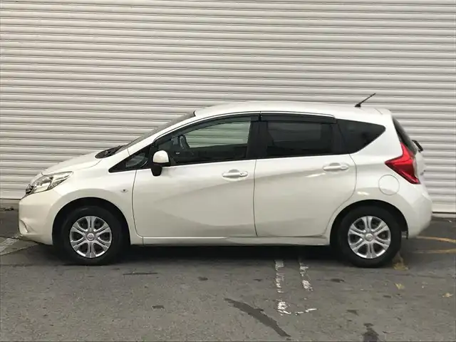 日産 ノート X 和歌山県 2013(平25)年 9.5万km ブリリアントホワイトパール 純正メモリーナビ(MM112-W)/  CD/TV/AM/FM/ドアバイザー/純正フロアマット/純正ＥＴＣ/オートエアコン/スマートキー/プッシュスタート/アイドリングストップ/ABS/横滑り防止装置/エアバッグW+サイド/保証書/取扱説明書