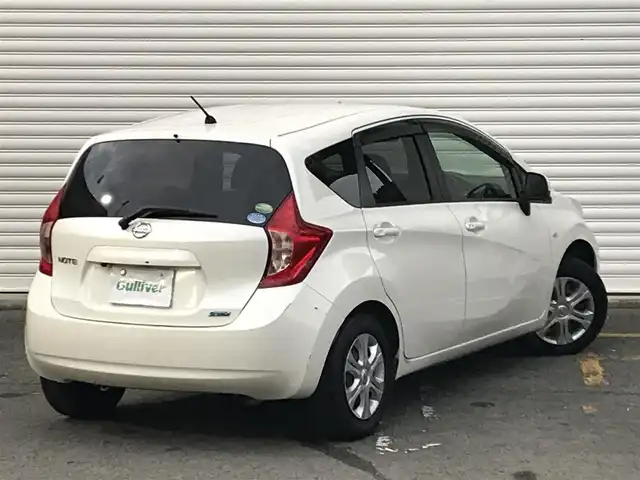 日産 ノート X 和歌山県 2013(平25)年 9.5万km ブリリアントホワイトパール 純正メモリーナビ(MM112-W)/  CD/TV/AM/FM/ドアバイザー/純正フロアマット/純正ＥＴＣ/オートエアコン/スマートキー/プッシュスタート/アイドリングストップ/ABS/横滑り防止装置/エアバッグW+サイド/保証書/取扱説明書