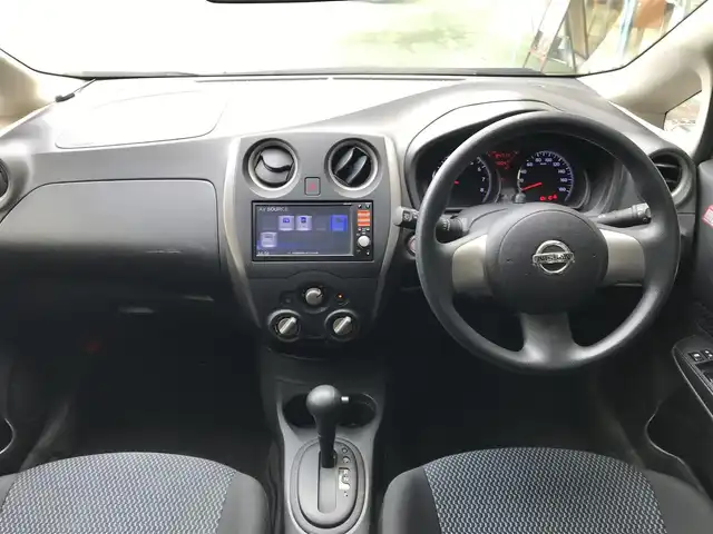 日産 ノート X 和歌山県 2013(平25)年 9.5万km ブリリアントホワイトパール 純正メモリーナビ(MM112-W)/  CD/TV/AM/FM/ドアバイザー/純正フロアマット/純正ＥＴＣ/オートエアコン/スマートキー/プッシュスタート/アイドリングストップ/ABS/横滑り防止装置/エアバッグW+サイド/保証書/取扱説明書