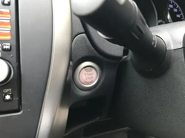 日産 ノート X 和歌山県 2013(平25)年 9.5万km ブリリアントホワイトパール 純正メモリーナビ(MM112-W)/  CD/TV/AM/FM/ドアバイザー/純正フロアマット/純正ＥＴＣ/オートエアコン/スマートキー/プッシュスタート/アイドリングストップ/ABS/横滑り防止装置/エアバッグW+サイド/保証書/取扱説明書