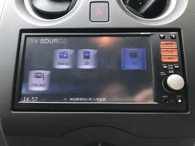 日産 ノート X 和歌山県 2013(平25)年 9.5万km ブリリアントホワイトパール 純正メモリーナビ(MM112-W)/  CD/TV/AM/FM/ドアバイザー/純正フロアマット/純正ＥＴＣ/オートエアコン/スマートキー/プッシュスタート/アイドリングストップ/ABS/横滑り防止装置/エアバッグW+サイド/保証書/取扱説明書