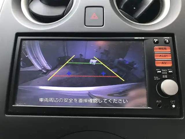 日産 ノート X 和歌山県 2013(平25)年 9.5万km ブリリアントホワイトパール 純正メモリーナビ(MM112-W)/  CD/TV/AM/FM/ドアバイザー/純正フロアマット/純正ＥＴＣ/オートエアコン/スマートキー/プッシュスタート/アイドリングストップ/ABS/横滑り防止装置/エアバッグW+サイド/保証書/取扱説明書
