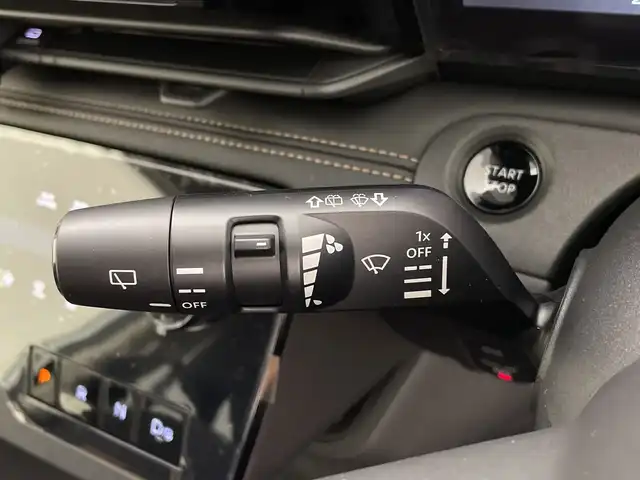 日産 セレナ e－パワー ハイウェイスター V 鹿児島県 2025(令7)年 0.1千km プリズムホワイト e-POWER　/置くだけ充電/両側電動スライドドア/フルセグ/BT/カープレイ/アンドロイドオート/純正フリップダウンモニター/ヘッドランプオートレベライザー+/アダプティブLEDヘッドライトシステム/インテリジェント アラウンドビューモニター/インテリジェント ルームミラー/アドバンスドドライブアシストディスプレイ（12.3インチカラーディスプレイ）/統合型インターフェースディスプレイ/ワイヤレス充電器+6スピーカー/NissanConnectナビゲーションシステム/（地デジ内蔵）車載通信ユニット/ETC2.0ユニット（ビルトインタイプ）/ドライブレコーダー（前後セット）/プロパイロット（ナビリンク機能付）/プロパイロット緊急停止支援システム付/SOSコール（488後席専用モニターHDMI NissanConnectナビ付車用(