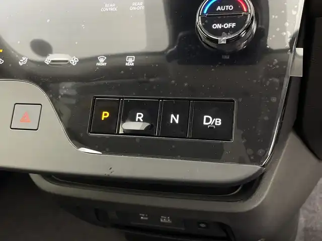 日産 セレナ e－パワー ハイウェイスター V 鹿児島県 2025(令7)年 0.1千km プリズムホワイト e-POWER　/置くだけ充電/両側電動スライドドア/フルセグ/BT/カープレイ/アンドロイドオート/純正フリップダウンモニター/ヘッドランプオートレベライザー+/アダプティブLEDヘッドライトシステム/インテリジェント アラウンドビューモニター/インテリジェント ルームミラー/アドバンスドドライブアシストディスプレイ（12.3インチカラーディスプレイ）/統合型インターフェースディスプレイ/ワイヤレス充電器+6スピーカー/NissanConnectナビゲーションシステム/（地デジ内蔵）車載通信ユニット/ETC2.0ユニット（ビルトインタイプ）/ドライブレコーダー（前後セット）/プロパイロット（ナビリンク機能付）/プロパイロット緊急停止支援システム付/SOSコール（488後席専用モニターHDMI NissanConnectナビ付車用(