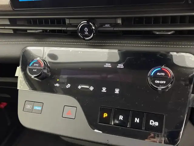 日産 セレナ e－パワー ハイウェイスター V 鹿児島県 2025(令7)年 0.1千km プリズムホワイト e-POWER　/置くだけ充電/両側電動スライドドア/フルセグ/BT/カープレイ/アンドロイドオート/純正フリップダウンモニター/ヘッドランプオートレベライザー+/アダプティブLEDヘッドライトシステム/インテリジェント アラウンドビューモニター/インテリジェント ルームミラー/アドバンスドドライブアシストディスプレイ（12.3インチカラーディスプレイ）/統合型インターフェースディスプレイ/ワイヤレス充電器+6スピーカー/NissanConnectナビゲーションシステム/（地デジ内蔵）車載通信ユニット/ETC2.0ユニット（ビルトインタイプ）/ドライブレコーダー（前後セット）/プロパイロット（ナビリンク機能付）/プロパイロット緊急停止支援システム付/SOSコール（488後席専用モニターHDMI NissanConnectナビ付車用(