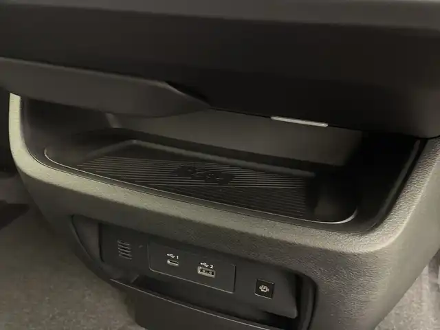 日産 セレナ e－パワー ハイウェイスター V 鹿児島県 2025(令7)年 0.1千km プリズムホワイト e-POWER　/置くだけ充電/両側電動スライドドア/フルセグ/BT/カープレイ/アンドロイドオート/純正フリップダウンモニター/ヘッドランプオートレベライザー+/アダプティブLEDヘッドライトシステム/インテリジェント アラウンドビューモニター/インテリジェント ルームミラー/アドバンスドドライブアシストディスプレイ（12.3インチカラーディスプレイ）/統合型インターフェースディスプレイ/ワイヤレス充電器+6スピーカー/NissanConnectナビゲーションシステム/（地デジ内蔵）車載通信ユニット/ETC2.0ユニット（ビルトインタイプ）/ドライブレコーダー（前後セット）/プロパイロット（ナビリンク機能付）/プロパイロット緊急停止支援システム付/SOSコール（488後席専用モニターHDMI NissanConnectナビ付車用(