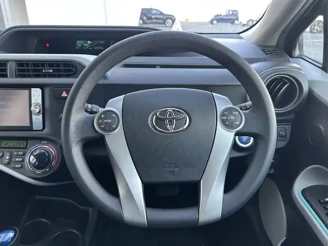 トヨタ アクア S 静岡県 2012(平24)年 5.3万km ブラックマイカ 純正7インチナビ/（USB/BT/CD/FM/AM/SD/HDD）/フルセグTV/バックカメラ/ETC/オートライト/シートヒーター/スマートキー/プッシュスタート/スペアタイヤ/オートエアコン/純正16AW
