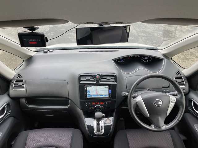 日産 セレナ ハイウェイスター 道央・札幌 2013(平25)年 7万km ブリリアントホワイトパール ４WD/社外SDナビ/CD/DVD/BT/フルセグ/横滑り防止装置/クルーズコントロール/バックカメラ/ビルトインETC/ドライブレコーダー/アイドリングストップ/ECOMODE/両側パワースライドドア/プッシュスタート/スマートキー/HIDヘッドライト/オートライト/フォグランプ/電動格納ミラー/ウィンカーミラー/純正フロアマット/ドアバイザー/純正エンジンスターター/純正AW夏タイヤ積込/195/65/R15/2023年/山7mm