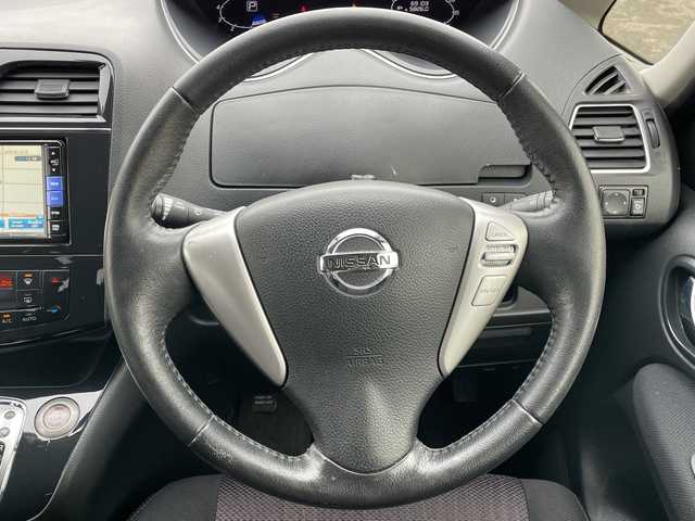 日産 セレナ ハイウェイスター 道央・札幌 2013(平25)年 7万km ブリリアントホワイトパール ４WD/社外SDナビ/CD/DVD/BT/フルセグ/横滑り防止装置/クルーズコントロール/バックカメラ/ビルトインETC/ドライブレコーダー/アイドリングストップ/ECOMODE/両側パワースライドドア/プッシュスタート/スマートキー/HIDヘッドライト/オートライト/フォグランプ/電動格納ミラー/ウィンカーミラー/純正フロアマット/ドアバイザー/純正エンジンスターター/純正AW夏タイヤ積込/195/65/R15/2023年/山7mm