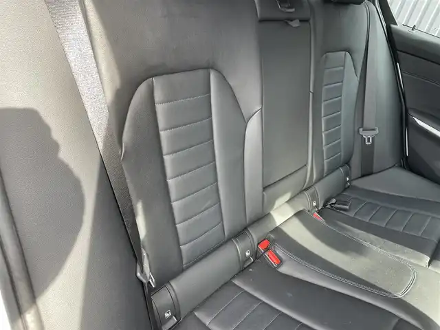 ＢＭＷ ３２０ｉ Mスポーツ 福島県 2019(平31)年 5.4万km アルピンホワイトⅢ 純正HDDナビ/バックカメラ/パークディスタンス/アクティブクルーズコントロール/コンフォートアクセス/パワーバックドア/フットオープナー/黒レザーシート(ブルーステッチ)/前席シートヒーター/パワーシート/アンビエントライト/ワイヤレスチャージ/パドルシフト/ドライブレコーダー(360°)/LEDヘッドライト/オートハイビーム/純正OP19AW/スペアキー