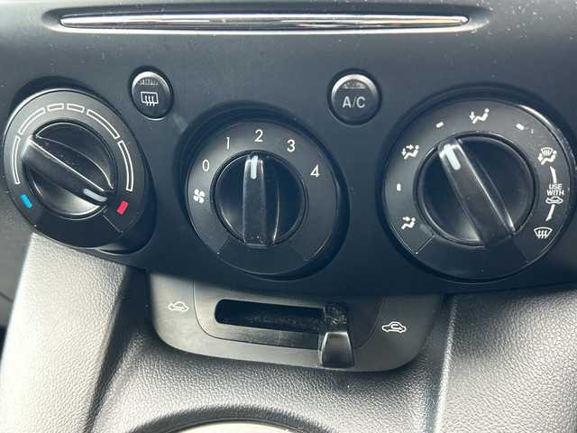 マツダ デミオ 13C 山形県 2014(平26)年 6.4万km メテオグレーマイカ ハロゲンヘッドライト/電動格納ミラー/パワーウインドウ/社外フロアマット/リモコンキー/スペアキー/冬タイヤ積載/取扱説明書