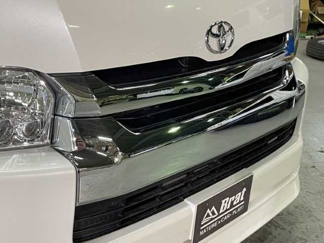 トヨタ ハイエース ファインテックツアラー 道北・旭川 2017(平29)年 4.7万km ホワイトパールクリスタルシャイン AIS検査済み/【2501052169】/【社外パーツ取付有】/ワンオーナー/MTモード付/ウォークスルー/フロントエアロ（社外）/純正LEDヘッドライト/片側パワースライドドア/ドライブレコーダー/オットマンシート/社外SDナビ/フルセグテレビ/後席モニター/USB入力端子/ETC/コーナーセンサー/バックカメラ/衝突被害軽減ブレーキ/18インチAW　WEDSマッコイズRV-5（社外）/ヨコハマ　パラダ　225/50-18（社外）/リーガルフェンダー（社外）/黒木目マホガニー調インテリアセット（社外）/・インテリアパネル/・ステアリング/・シフトノブ