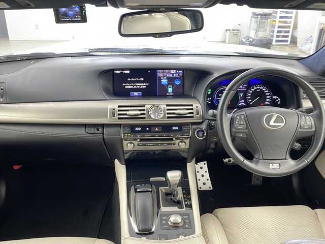 レクサス ＬＳ 600h Fスポーツ 道央・札幌 2013(平25)年 5.4万km ソニックシルバー ・４WD /ハイブリット/・純正メモリナビ（P10612）/・CD/DVD/USB/AUX/HDD/・バックカメラ/・フルセグTV/Bluetooth接続/・クリアランスソナー/・クルーズコントロール/・パドルシフト/・ステアリングヒーター/・レザーシート/・シートヒーター/エアシート/・ヘッドライトウォッシャー/・オートマチックハイビーム/・オートLEDライト/・スマートキー/・スペアキー
