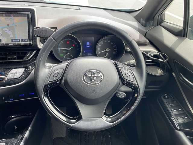 トヨタ Ｃ－ＨＲ G 愛知県 2018(平30)年 8.3万km ラディアントグリーンM 衝突軽減システム/純正９型SDナビ/レーダークルーズコントロール/シートヒーター/フルセグ/CD/Bluetooth/バックカメラ/コーナーセンサー/純正アルミホイール/　ブラインドスポットモニター/LEDヘッドライト/ETC2.0/ドライブレコーダー/ステアリングスイッチ/スマートキー/プッシュスタート